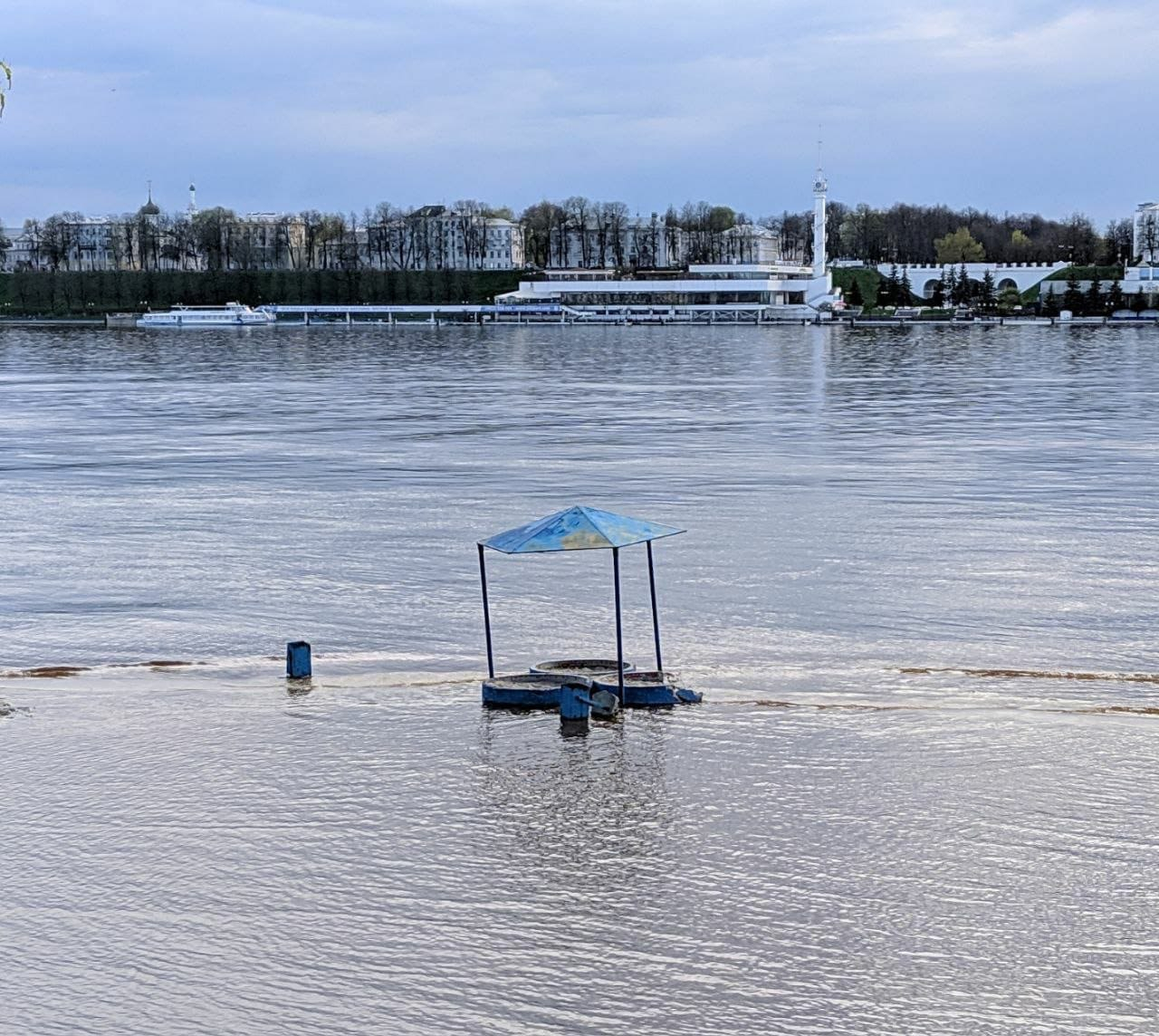 Вода пришла быстро: о подтоплении в городе сообщают ярославцы