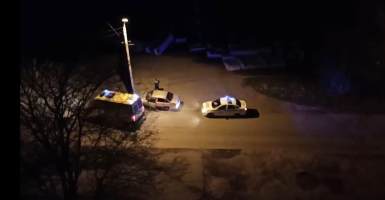 Во двор влетела реанимация: видео ночного ДТП в Ярославле