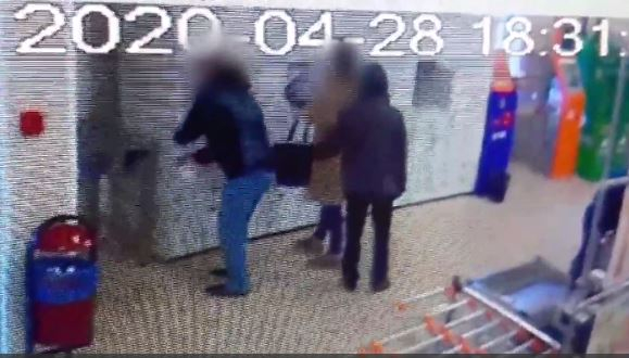 Подходил незаметно сзади: вор попал на камеры сетевого магазина в Ярославле. Видео