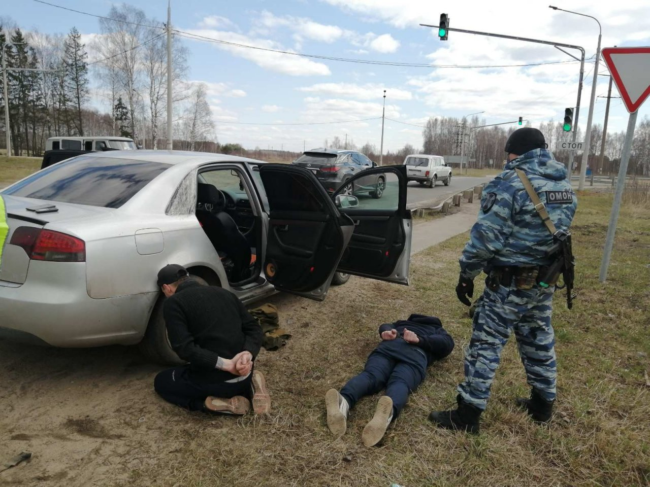 Уложили лицом в землю: пытавшихся скрыться мужчин задержали под Ярославлем