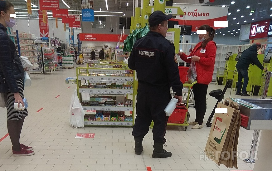 "Бросил телегу, убежал": ковидный скандал произошел в магазине Ярославля