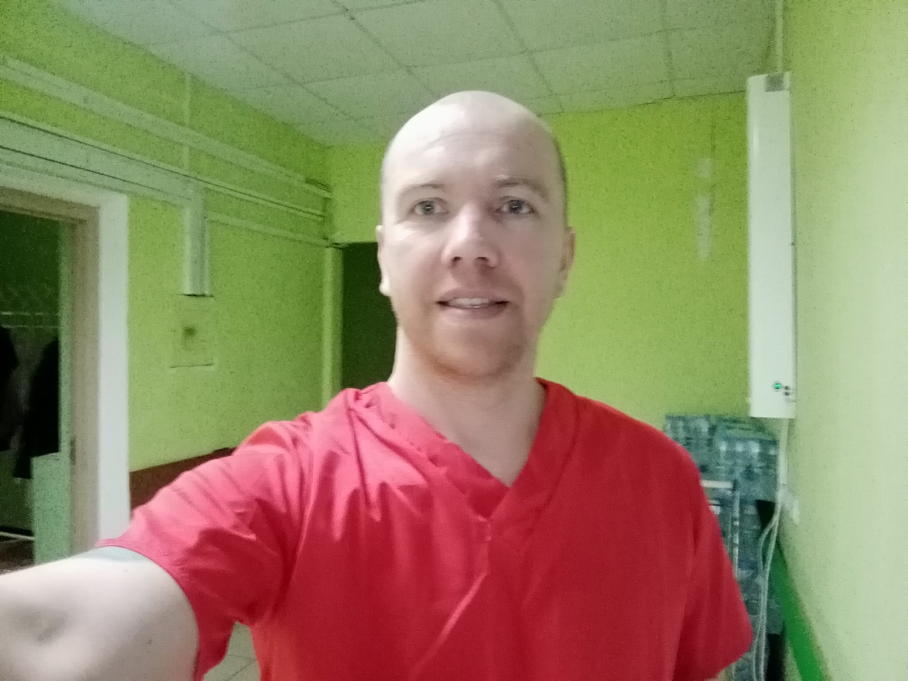 "Боюсь заразить близких": как тренер из Ярославля стал санитаром в Карабихе