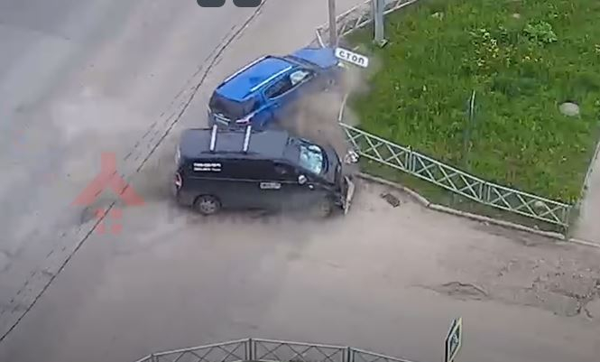 Столб рухнул на авто: в сети появилось видео жесткого ДТП в Брагино