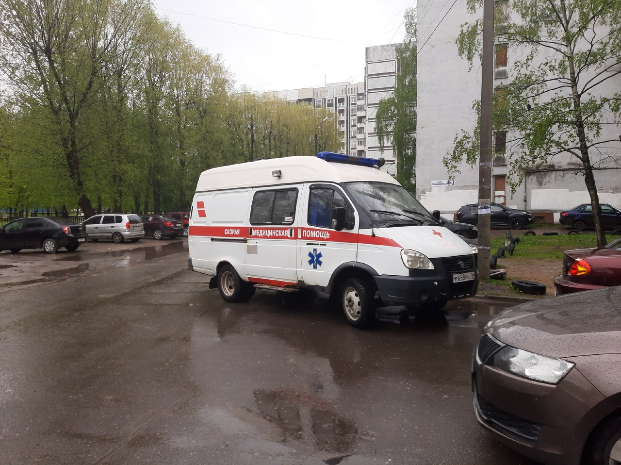 На машину, а после на асфальт: двое детей выпали из окон в Ярославской области