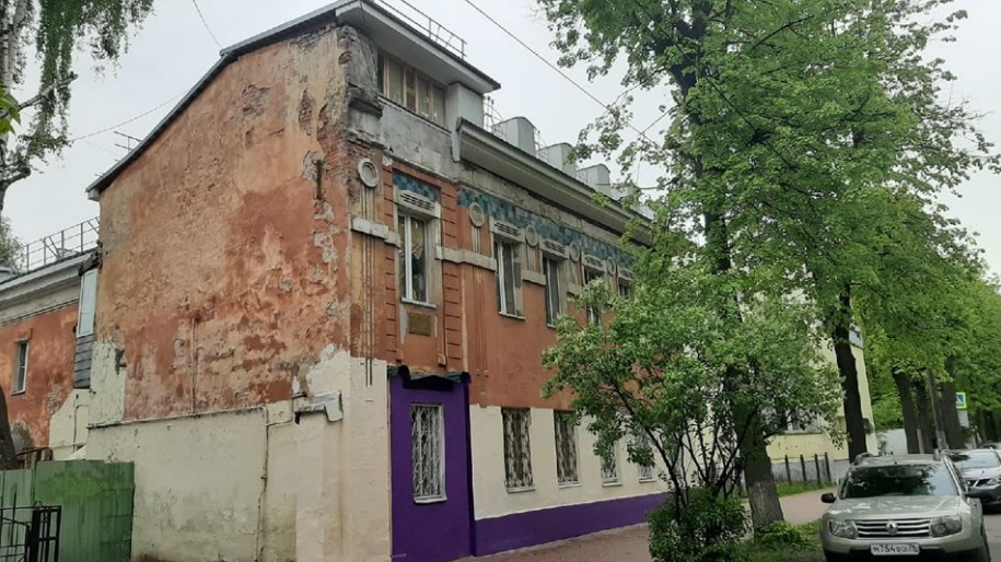 "Глаза чуть не вытекли": в Ярославле изуродовали фасад памятника культуры