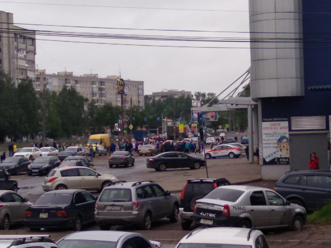 Толпы выгнали на улицу: что случилось в ТЦ Ярославля