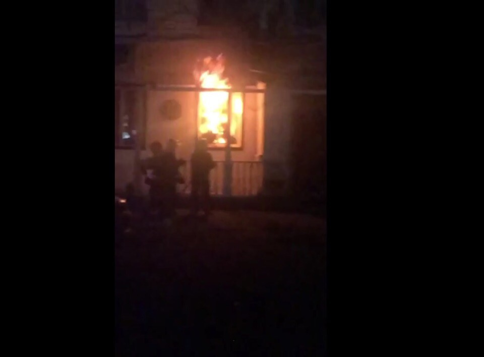 Огонь вырывался из окон: в центре Ярославля загорелось кафе. Видео