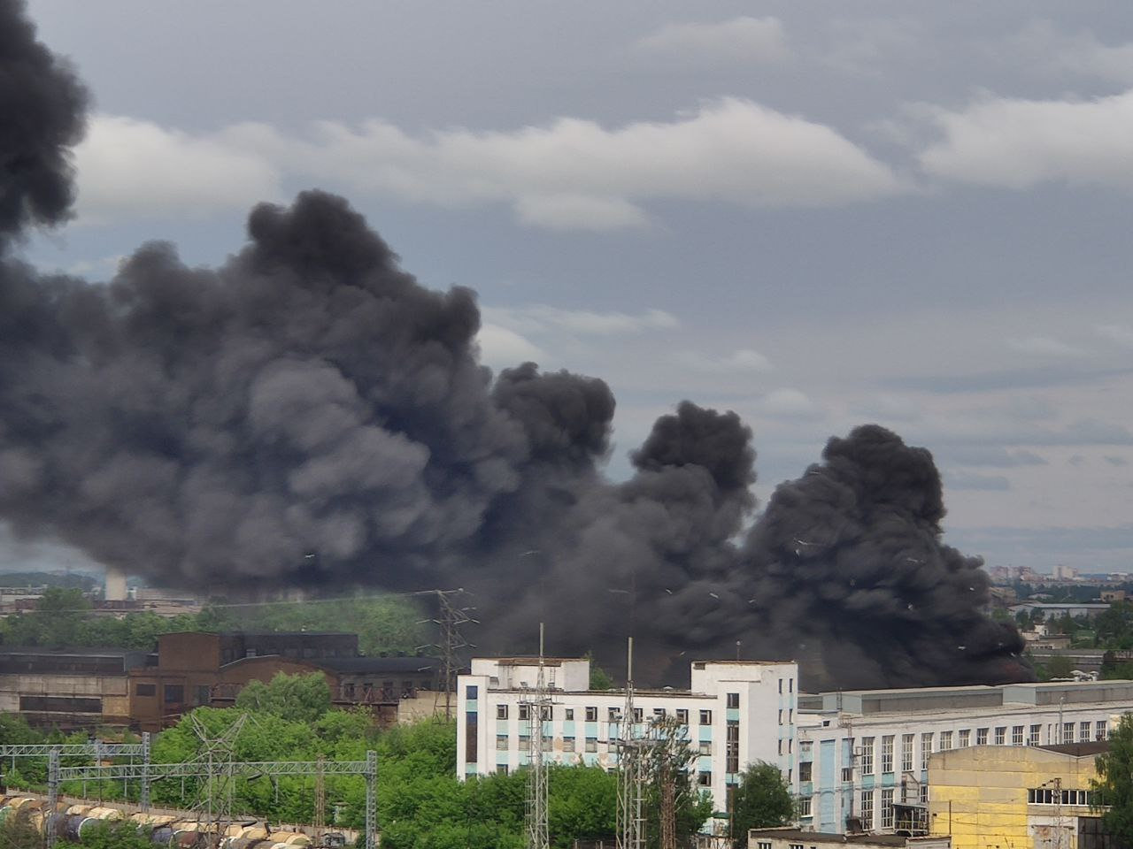 Черный дым над городом: в МЧС рассказали, что горит в центре Ярославля