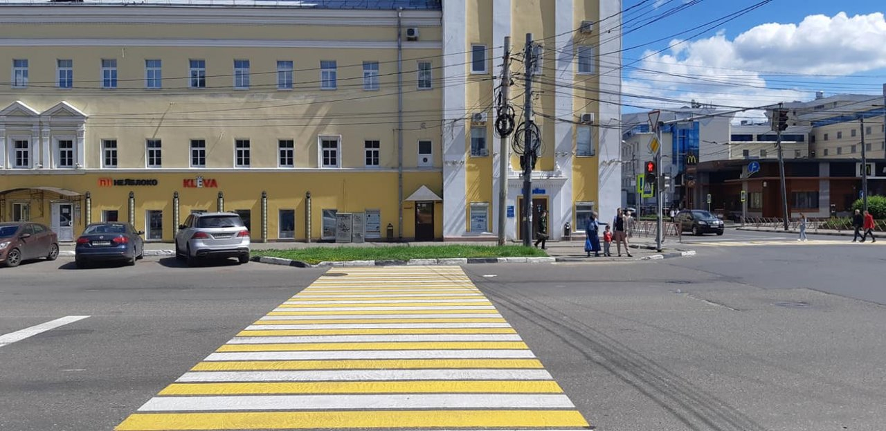 Прямиком в клумбу: необычная "зебра" появилась в Ярославле