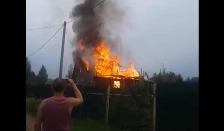 Дом горел, а все снимали: видео страшного пожара под Ярославлем