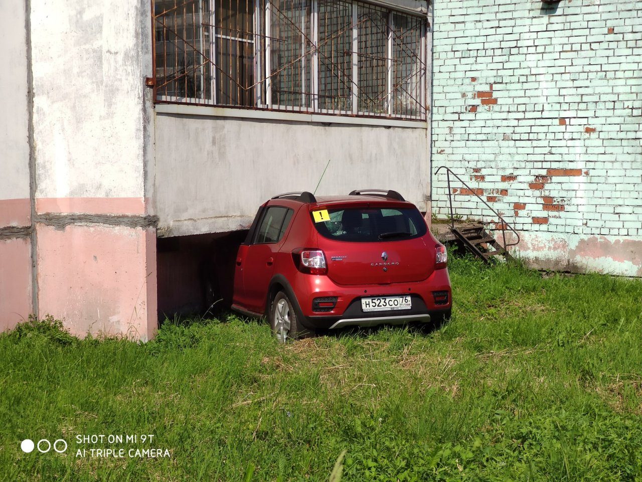 Автомобиль протаранил жилой дом в Рыбинске: видео ЧП