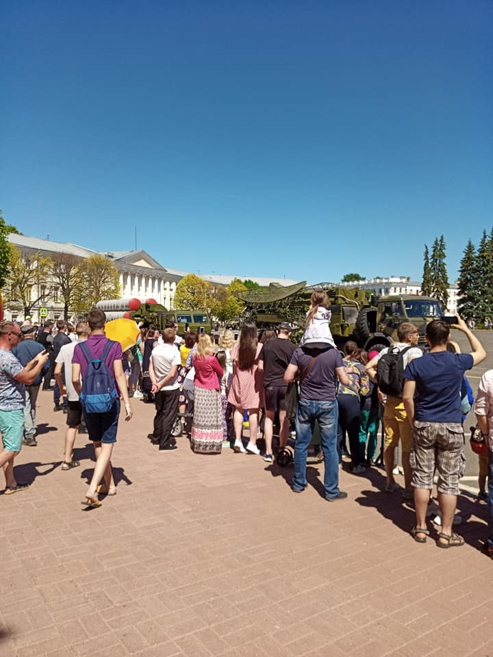 В толпу без маски: в Сети осудили зрителей парада в Ярославле