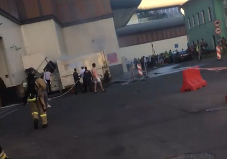Дым, сирены и бегущие пожарные: что произошло у ТЦ "Аура"