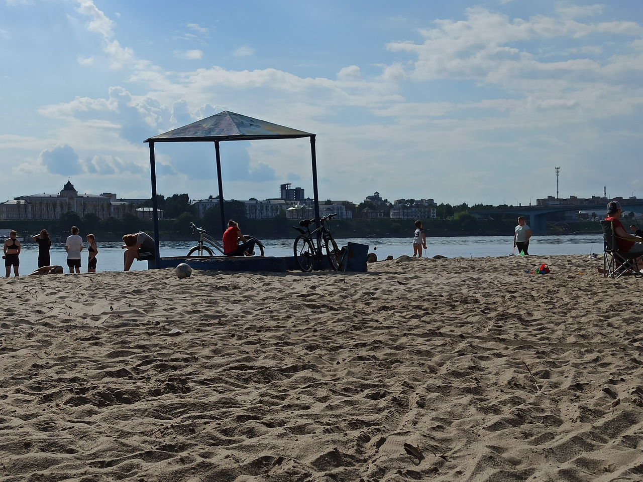 Сотни людей на опасном пляже: где нельзя купаться, рассказали ярославцам