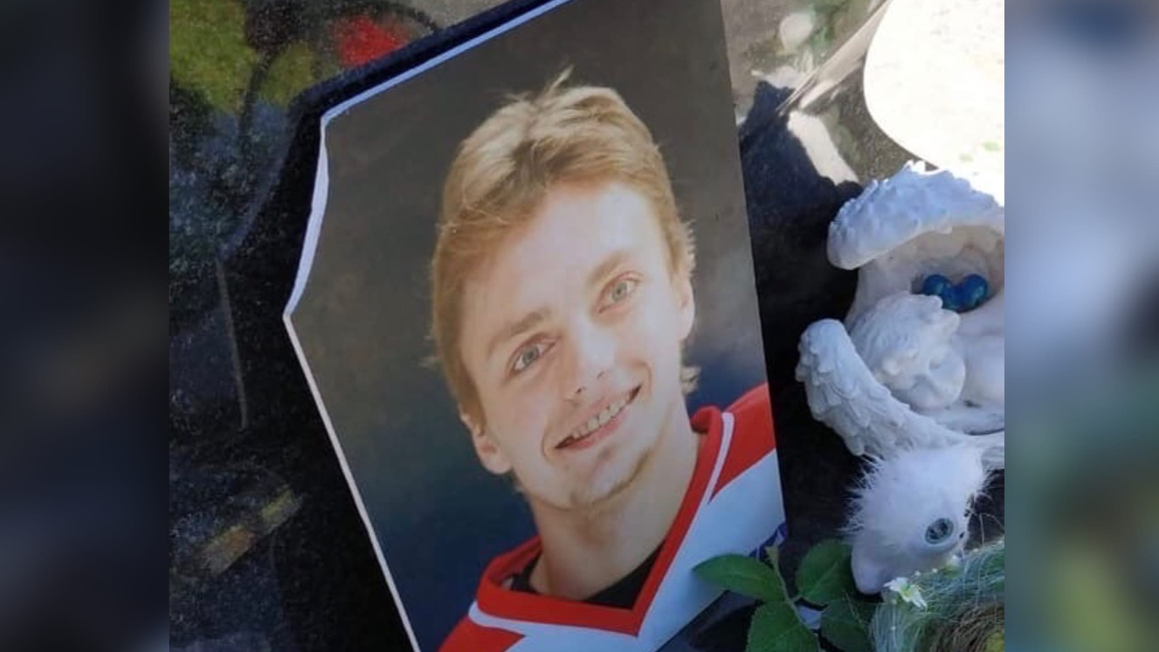 Боль и слезы родителей: кто разбил плиту на могиле Ткаченко