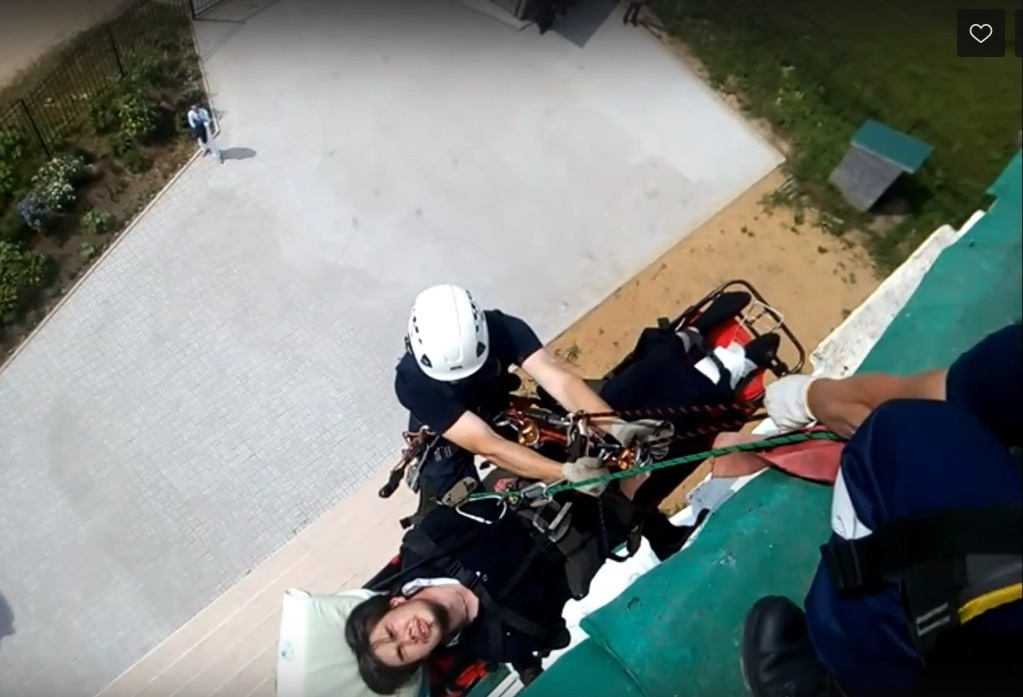 Священник переломался на высоте 26 метров: видео с места ЧП под Ярославлем