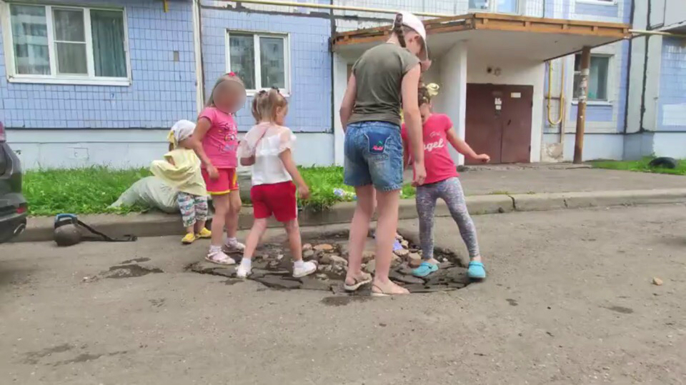 Ямы латают дети: в Ярославле жильцов заставили платить за ремонт выбоин во дворах