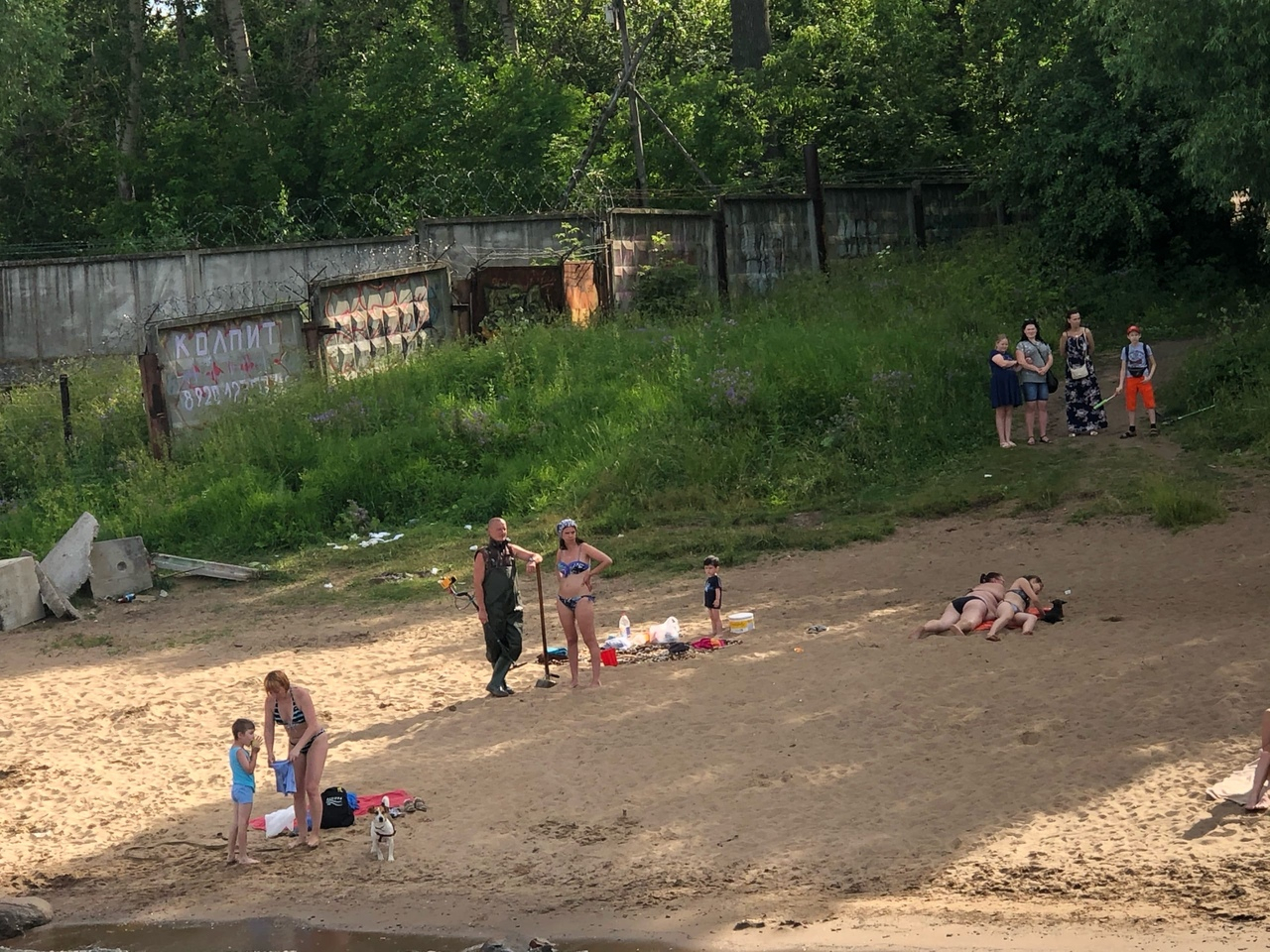 Пышнотелая раздетая девушка свела с ума ярославцев на пляже, видео