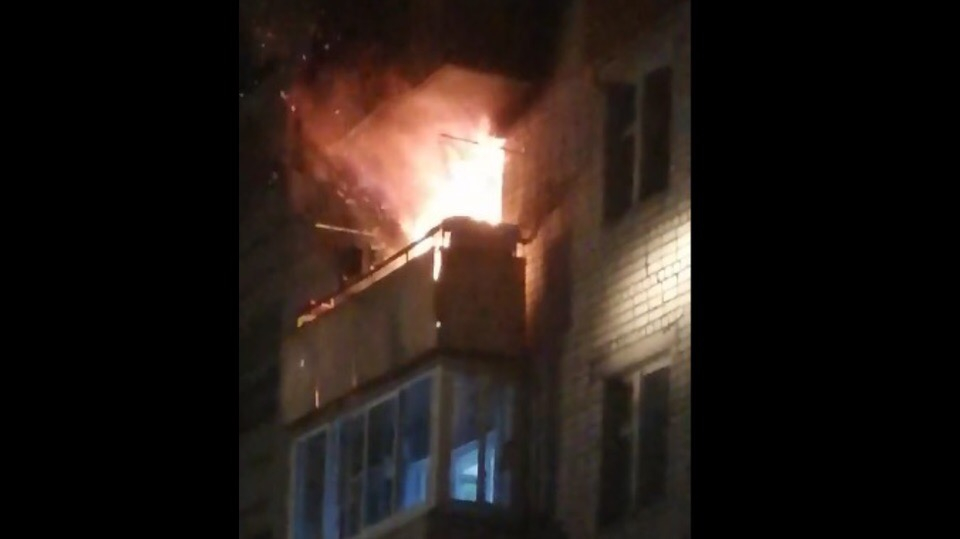 "Мебель выкидывали с четвертого этажа": жуткий пожар произошел во Фрунзенском районе. Видео