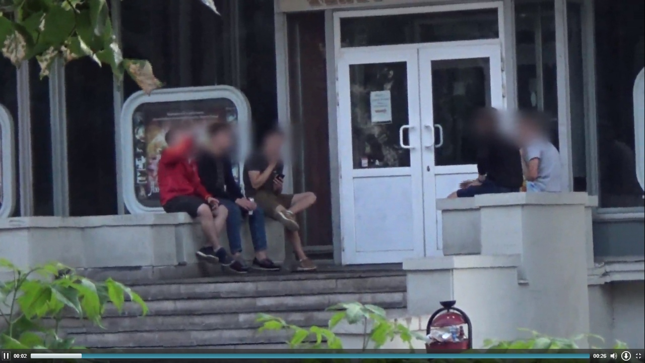 Застали за непристойным занятием у детской площадки: видео облавы на подростков в Ярославле