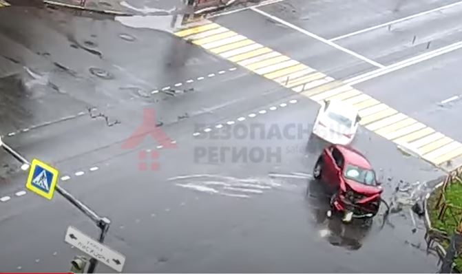 Авто разлетелось на части: в сети появилось видео жесткой аварии в Ярославле