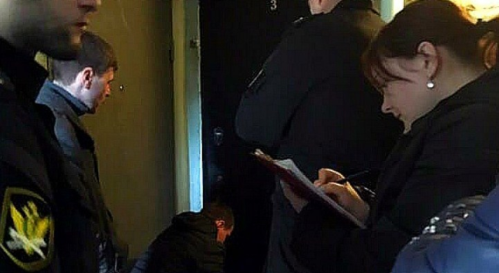 Дрожал на бетонном полу: ярославна бросила сына и сбежала. Подробности