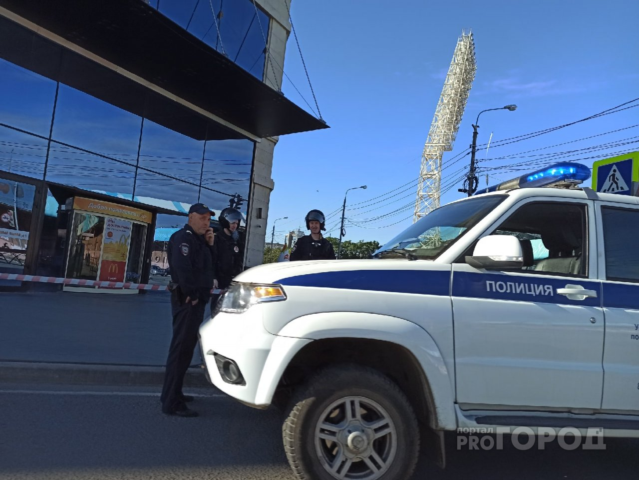 Толпа на улице и оцепление: что произошло в ТЦ "Аура" в Ярославле