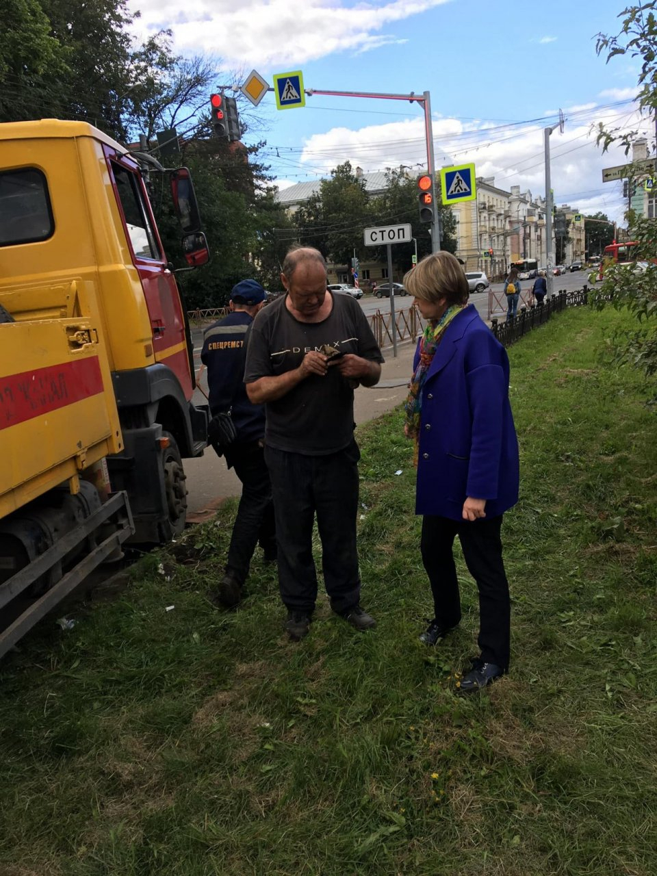 В центре Ярославля выдирают из земли чугунный забор: что произошло