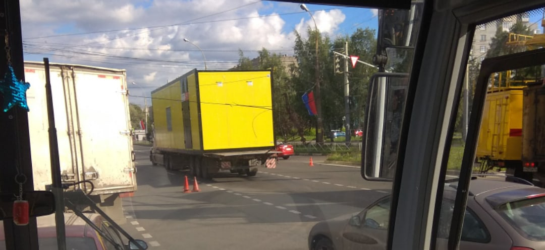 Фура снесла троллейбусные провода: водители предупредили о пробке в Ярославле