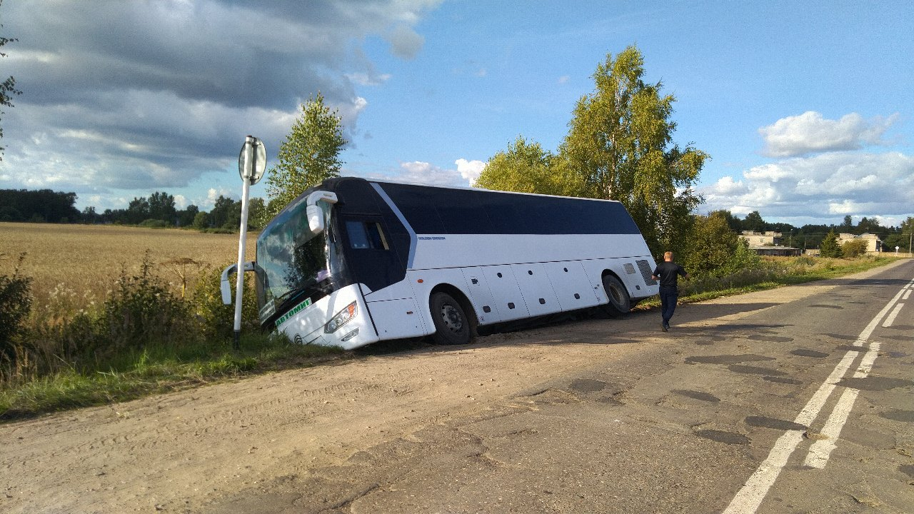 Под Ярославлем автобус опрокинулся вместе с пассажирами: первые подробности