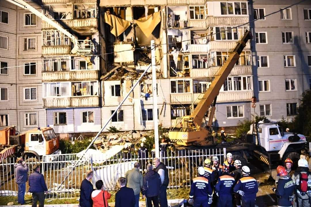 "Вылетела из окна вместе с плитой": репортаж с места взрыва на Батова