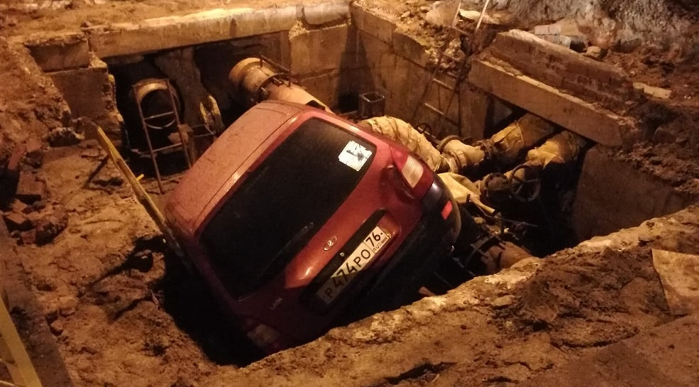 В центре Ярославля авто провалилось под землю