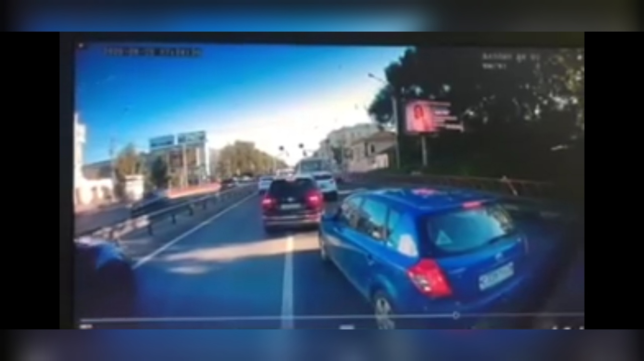 Пустил газ в закрытую маршрутку: видео разборок на дороге в Ярославле слили в сеть