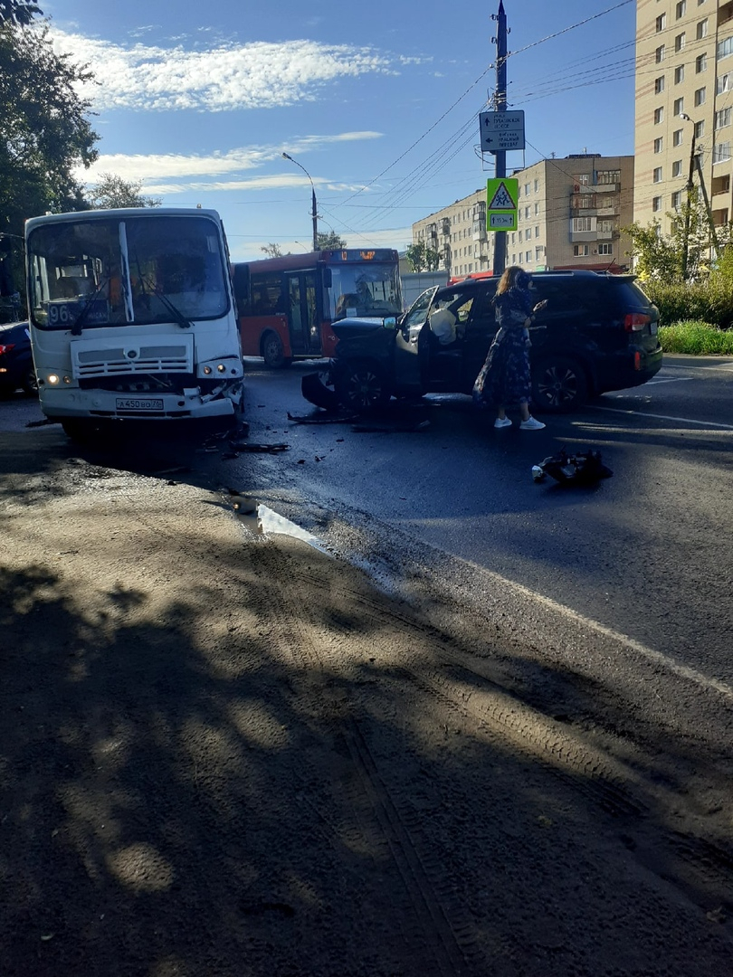 "Думала, что успеет проскочить": внедорожник протаранил маршрутку в Ярославле