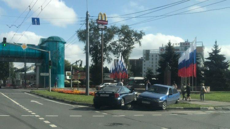 "Один ехал на красный": ярославцы сообщают о ДТП на Московском проспекте