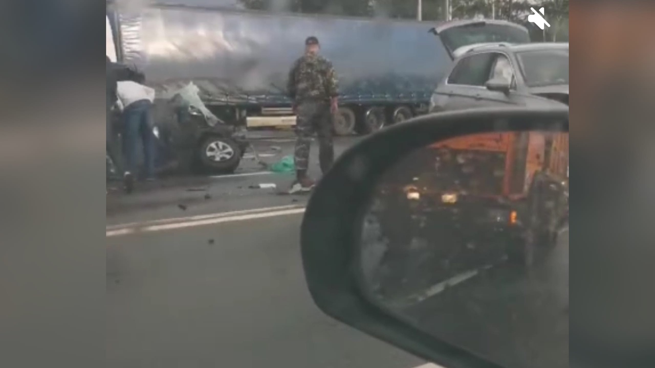Люди мечутся между обломков: видео жуткого ДТП на трассе под Ярославлем