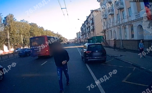 Пустил газ в салон маршрутки: в Ярославле наказали неадекватного водителя. Видео