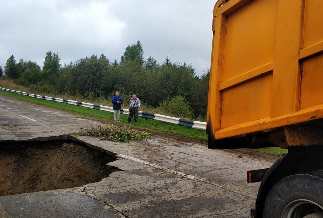 Трассу перекрыли: в Ярославской области обвалилась дорога