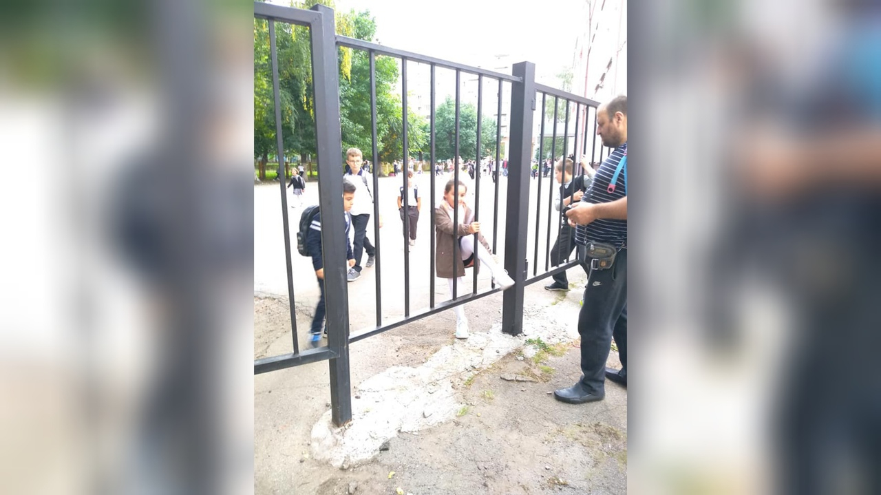Карабкаются по полосе препятствий: чтобы попасть в школу, ярославские ученики лазят через забор
