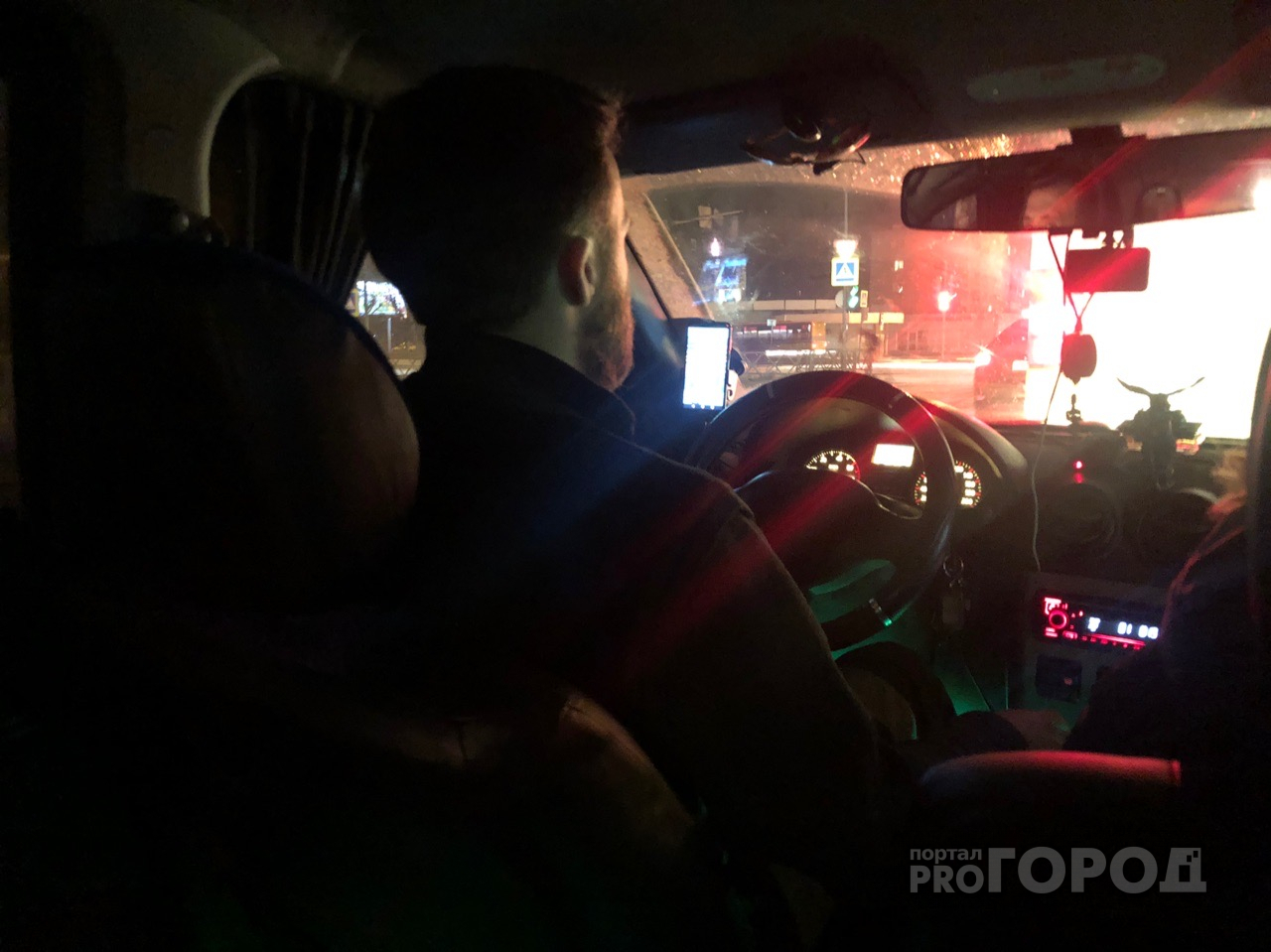 Накинулся, пока спала: таксист ограбил пассажирку под Ярославлем