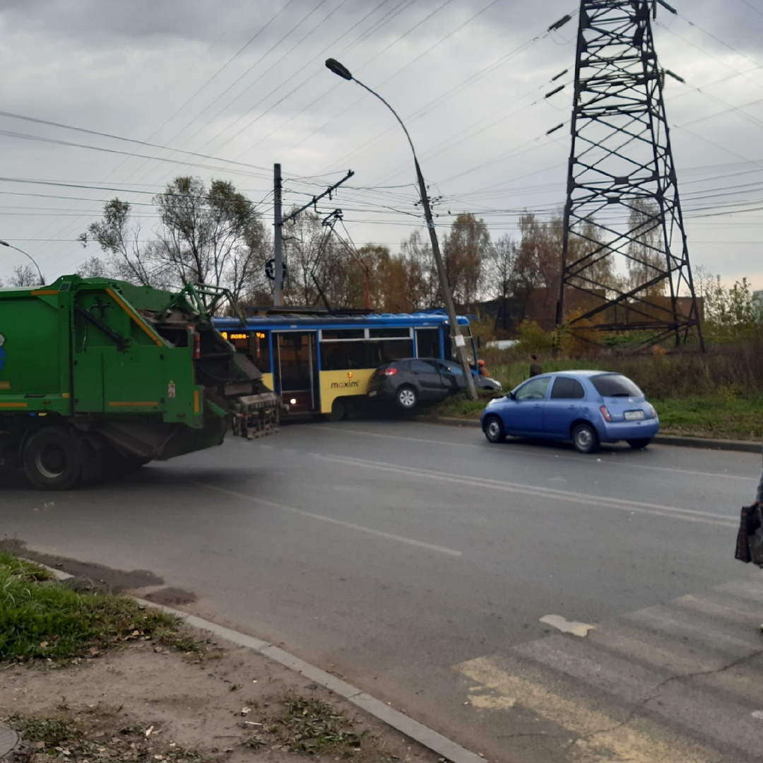 В Ярославле трамвай "впечатал" автомобиль в столб: кадры