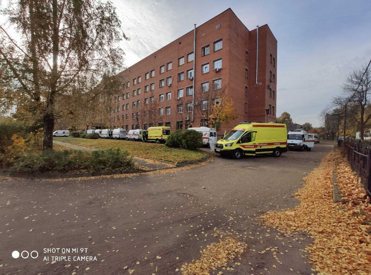 "Нагрузка адская": скорые стоят часами в очереди в Ярославле у ковидного госпиталя