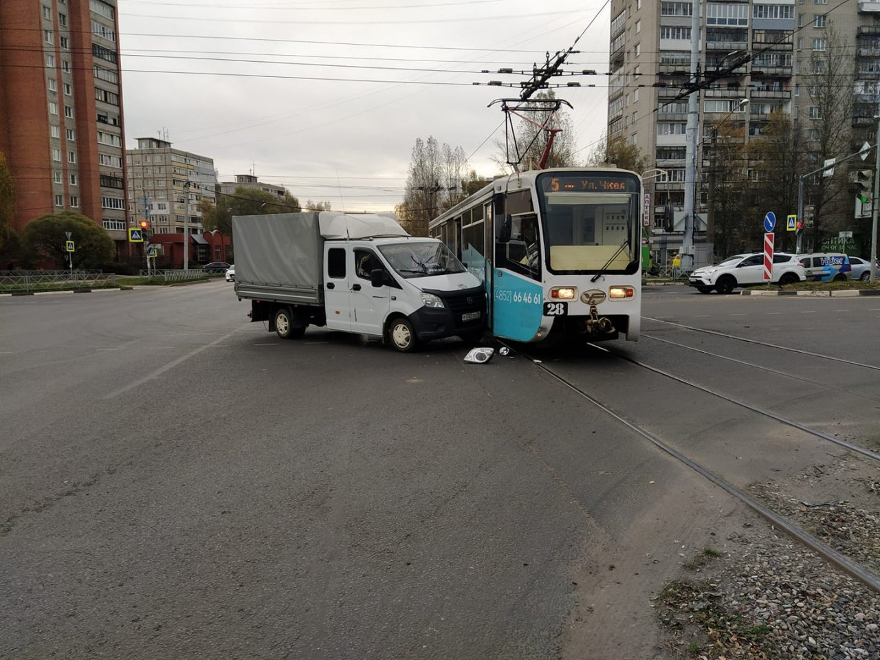 "Газель" столкнулась с трамваем в Брагино