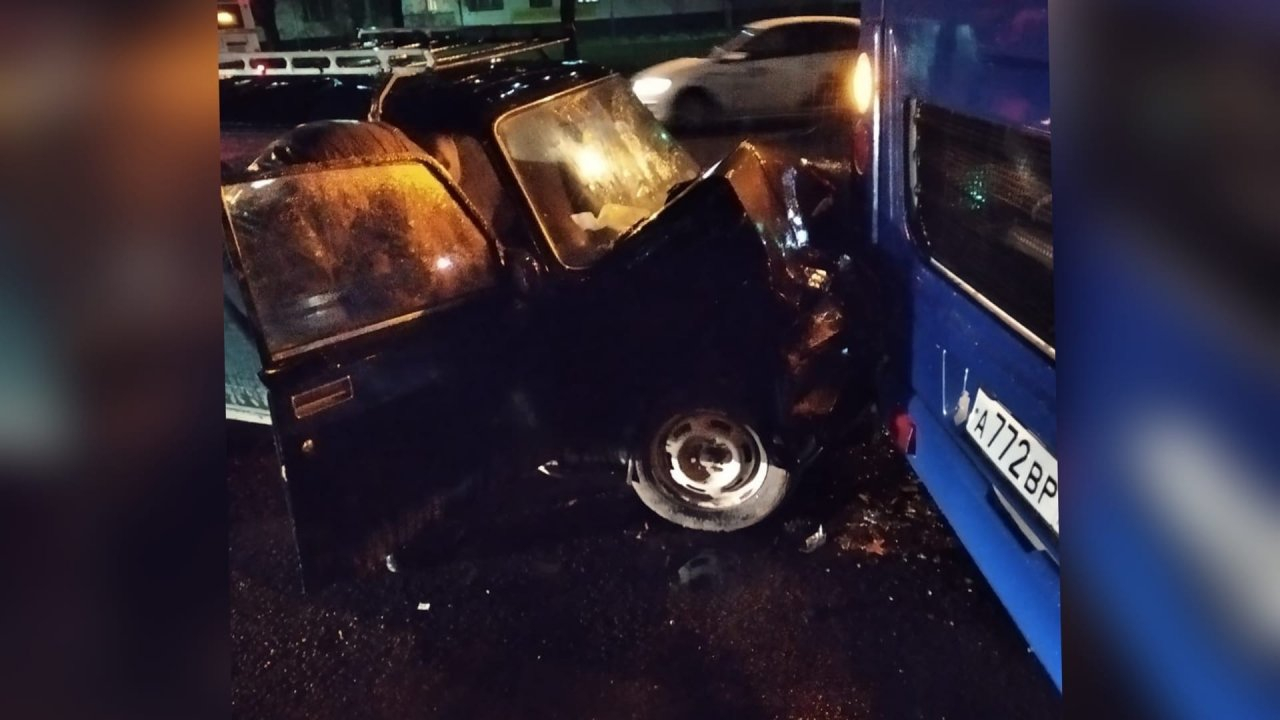 Реанимация и люди с травмами: на остановке в Брагино авто протаранило автобус
