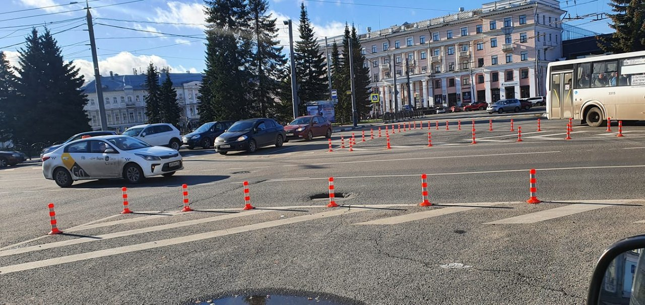 Озаборивание продолжается: в центре Ярославля поставили столбы безопасности
