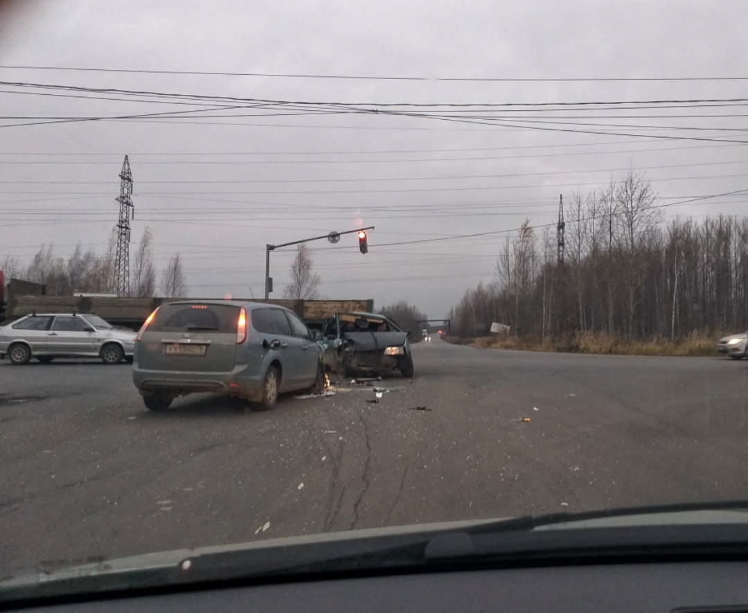 "Водитель прихрамывал": в Ярославле машины разбились в мясо в ДТП