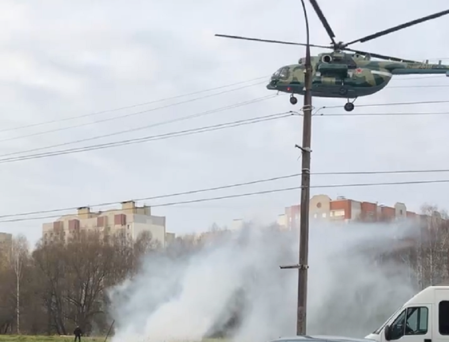 "Стоит полиция, пожарные, реанимобиль": по Ярославлю летает военный вертолет. Видео