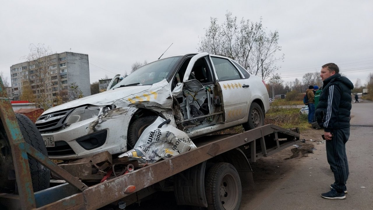 "Ученик седой": машина автошколы попала в массовое ДТП в Ярославле. Видео