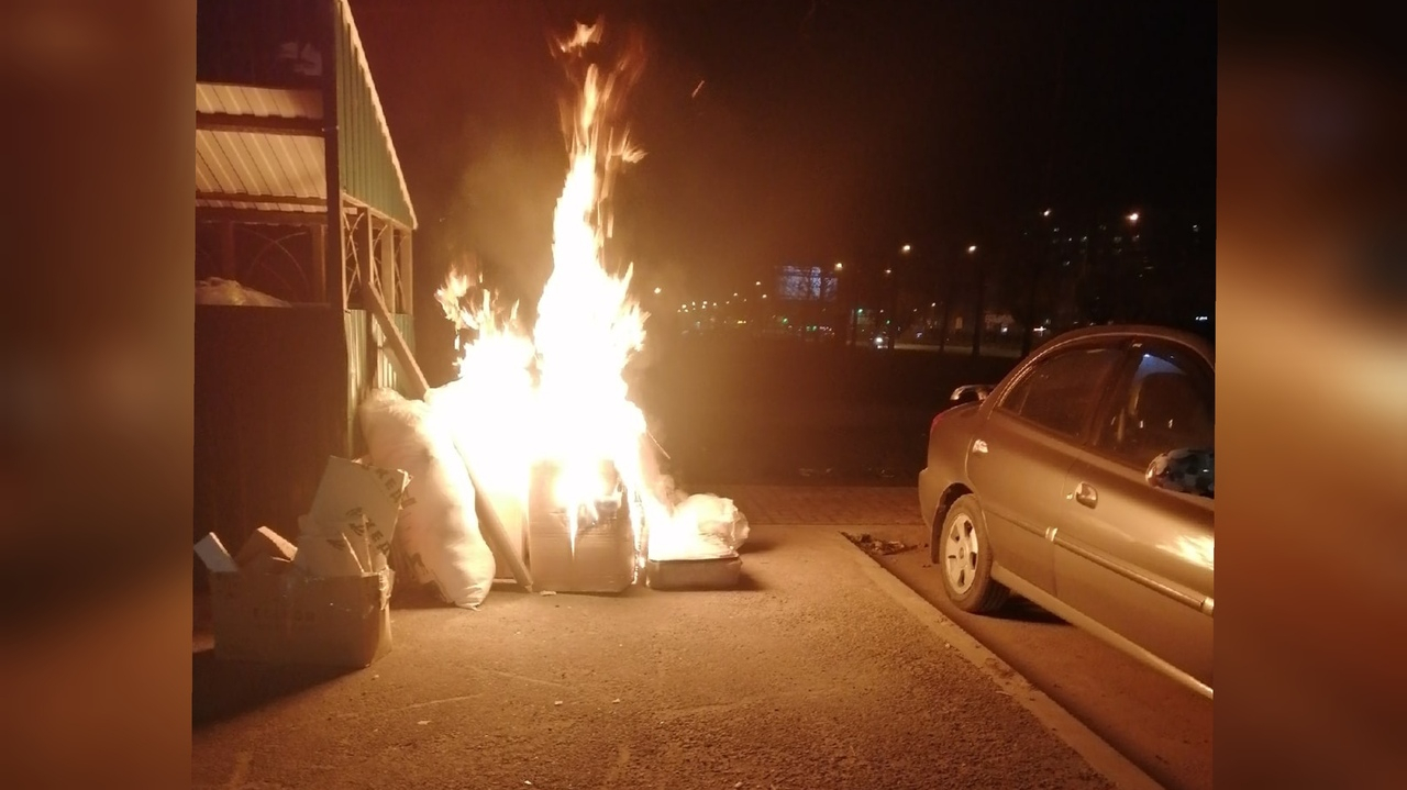 Владелец в панике отгонял машину: ярославцы возмущены горящими мусорками в городе