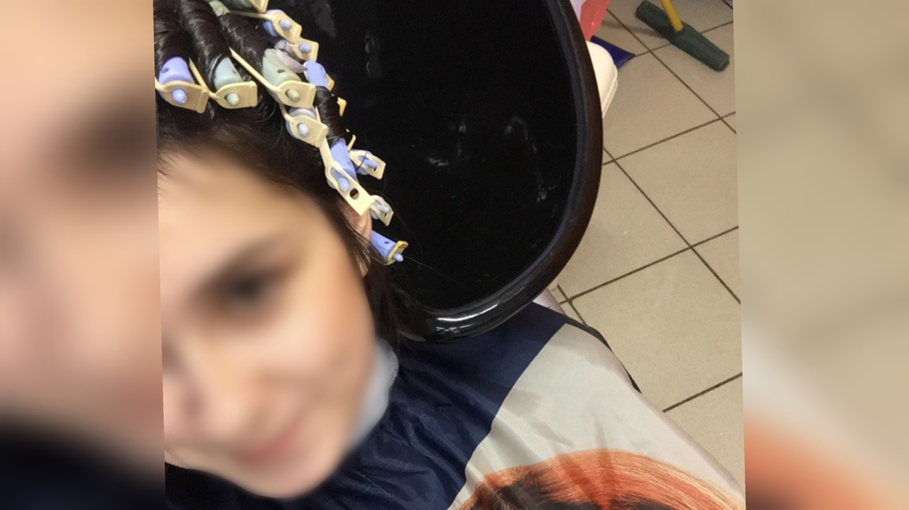 Волосы сыпались с головы: горе-парикмахер выплатит больше 100 тысяч за неудачную процедуру